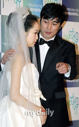 幻灯图集：韩星赵汉善完婚热吻新娘 金善雅等道贺