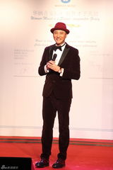 组图：关喆签约华纳举办记者会 自比嫁入豪门