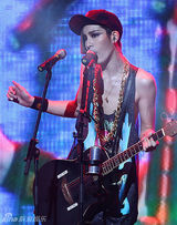 组图：韩星鲁敏宇发新辑眼线妆妖艳创可贴遮点