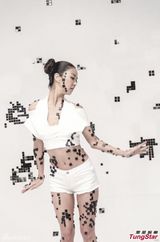 组图：薛凯琪亲自打造新MV 穿金属bra秀性感