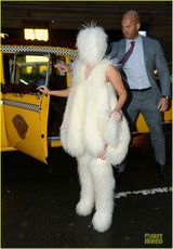 组图：GAGA获男友甜蜜献吻庆生 造型似猴头菇