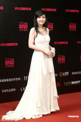 组图：周慧敏白纱裙飘逸现身 小腹扁平力证未怀孕