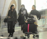 组图：林志玲蒙面回京会友 大秀美腿卖风情