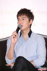 组图：李敏镐穿衬衫帅气亮相 台上憨笑吐舌卖萌