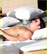 组图：安妮斯顿桃红比基尼晒日光浴 四仰八叉露私处不雅