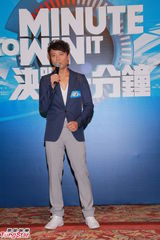 组图：李克勤回无线主持《决战一分钟》