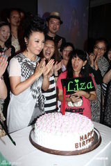 组图：汪明荃获粉丝送蛋糕鲜花 提前贺64岁生日