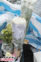 组图：歌迷拜祭黄家驹 遗憾Beyond乐队解散