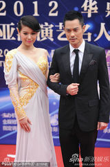 组图：郑嘉颖胡杏儿亮相华鼎红毯上演黑白配