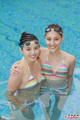 组图：港姐佳丽首度泳衣亮相 水上展傲人身姿