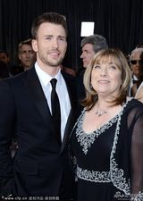 组图：克里斯-埃文斯帅气亮相红毯 电力十足