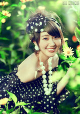 组图：孙耀琦清新写真曝光 黑裙粉袜混搭田园风