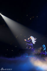 组图：碧昂斯巡演花絮曝光 渔网袜撅性感翘臀