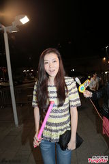 组图：熊黛林助阵郭富城 手持荧光棒当粉丝