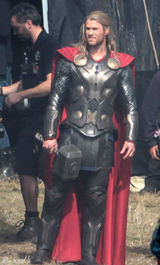 组图：《雷神2》曝海量片场照 锤哥威武抡大锤