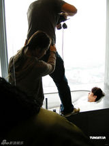 幻灯图集：孙耀威为新碟拍摄喷血出浴照