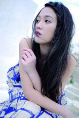 组图：陈乔恩发行全新散文写真《乔见猫》