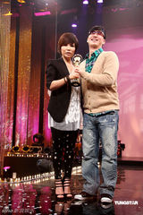 高清组图：温岚红发造型助阵黄小琥 大跳火辣断背舞