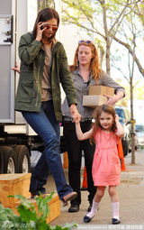 幻灯图集：凯蒂片场拍戏 苏瑞探班粉色系装扮