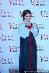 组图：昆凌枚红色短裙秀美腿 换韩服卖力吆喝代言