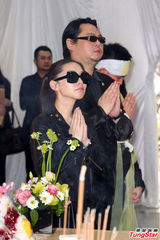 戎祥告别式遗孀哭倒在地 大小S子怡送花圈(图)