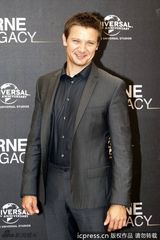 组图：《谍影重重4》记者会杰瑞米帅气亮相