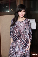 周慧敏彩裙优雅亮相 获绯闻旧爱黄凯芹献吻(图)