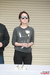 组图：谢霆锋陈慧琳等红馆开唱 悼念张耀荣