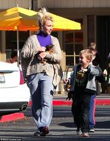 组图：布兰妮带儿子们外出 顶孔雀头打扮如大妈