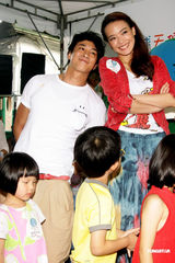 组图：舒淇何润东为公益献身 望有稳定感情