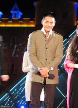 组图：邵兵亮相颁奖礼玩军装风  荣膺90代电影偶像