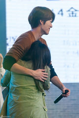 组图：金宇彬见面会展歌喉 穿围裙做料理