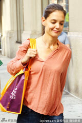 组图：凯蒂早起逛街心情好 没带婚戒婚姻告吹