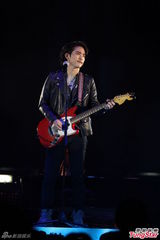 组图：林子祥香港个唱父子档 林德信弹琴助唱