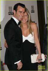 组图：安妮斯顿与未婚夫亮相电影奖典礼 情侣礼服秀恩爱