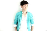 组图：是安时尚写真天蓝外衫展现阳光型男风范