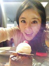 组图：林心如吃棉花糖晒自拍 粉嫩装扮嘟嘴可爱