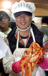 幻灯图集：蔡妍Lyn等韩星做泡菜 帮助韩国贫困家庭