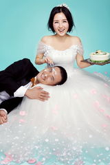 组图：何洁婚礼单曲《我们结婚吧》宣传照曝光