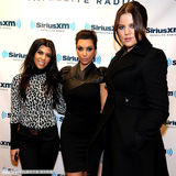 组图：卡黛珊三姐妹做客电台录制圣诞特别节目