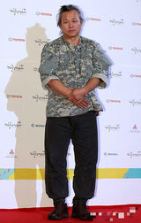 组图：韩国大钟电影节颁奖 导演金基德迷彩装亮相