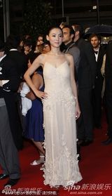 组图：张柏芝优雅白裙亮相《金钱之味》首映