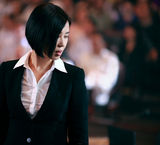 组图：《全民目击》曝余男剧照 御姐气场爆棚