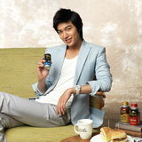 高清组图：花美男李民浩拍写真 翠绿清新笑容阳光