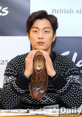 组图：BEAST出席签名会 招手竖大拇指问候粉丝