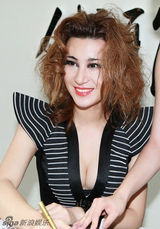 幻灯组图：尚雯婕化身复古女郎 深V红唇大秀性感