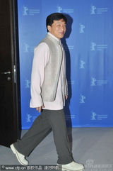 幻灯图集：成龙柏林现场唱《大兵小将》主题曲