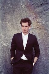 组图：安德鲁-加菲尔德西装革履登杂志