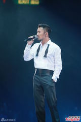 组图：谢霆锋陈慧琳等红馆开唱 悼念张耀荣