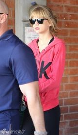 组图：泰勒-斯威夫特明亮粉衣亮相青春活力